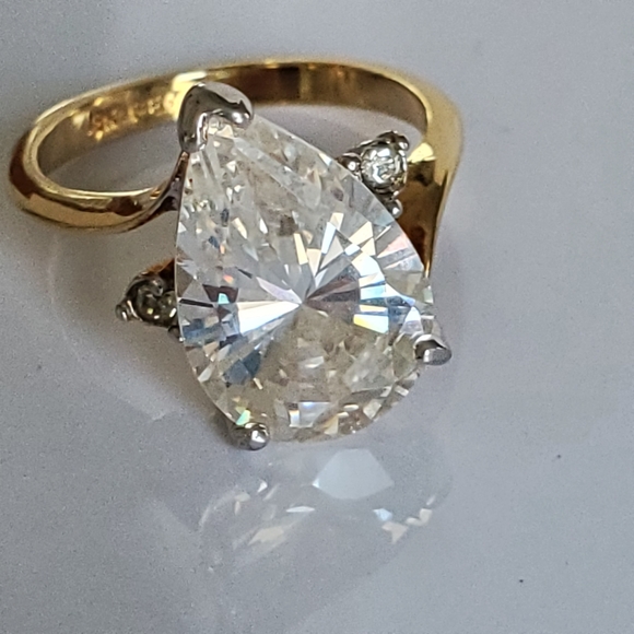 Pear Shaped Synthetic Diamond Engagement Ring sz 9 - Picture 4 of 11
